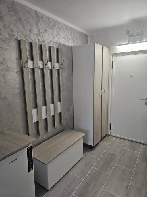 Chic Galati Apartment: Urban Escape ภายนอก รูปภาพ