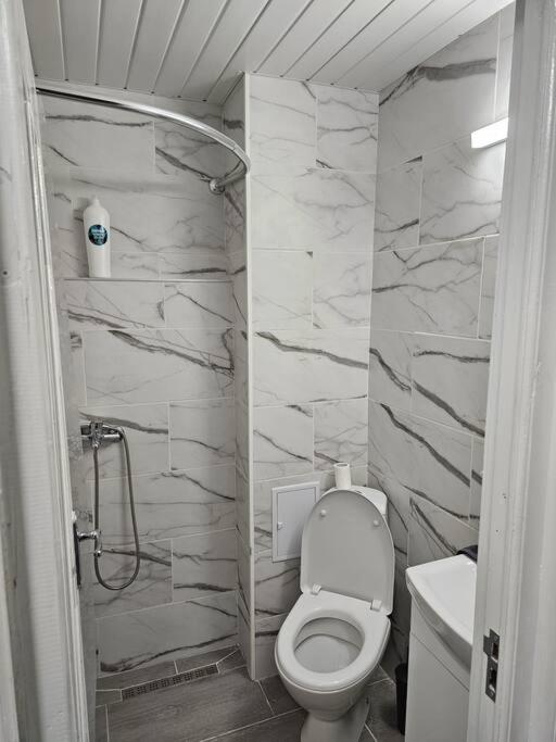 Chic Galati Apartment: Urban Escape ภายนอก รูปภาพ