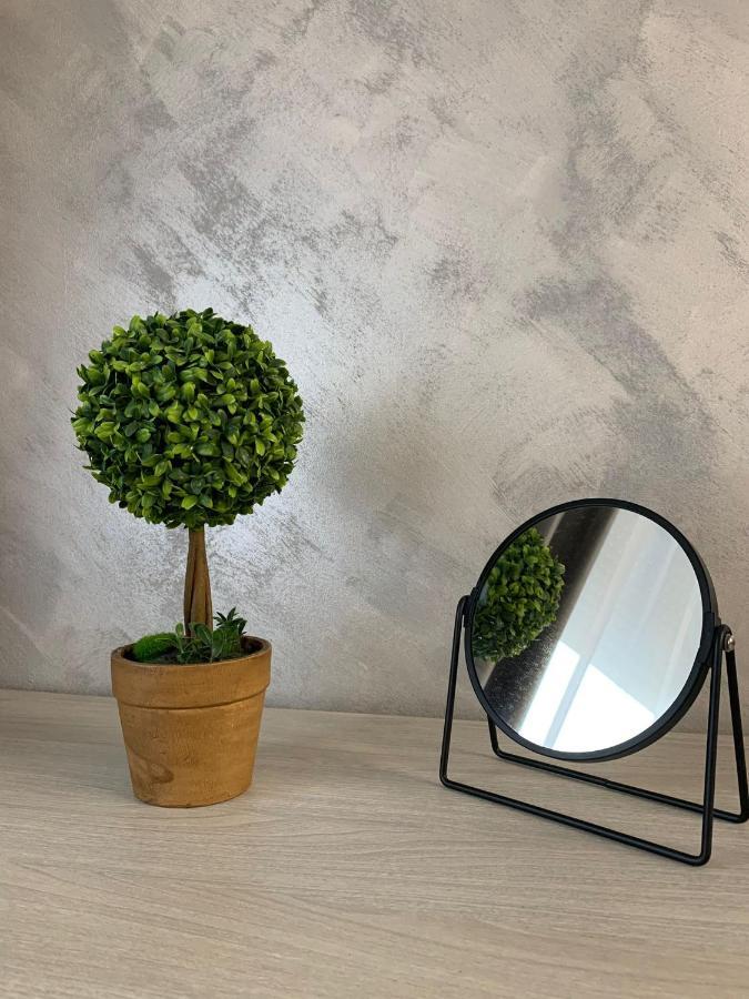 Chic Galati Apartment: Urban Escape ภายนอก รูปภาพ