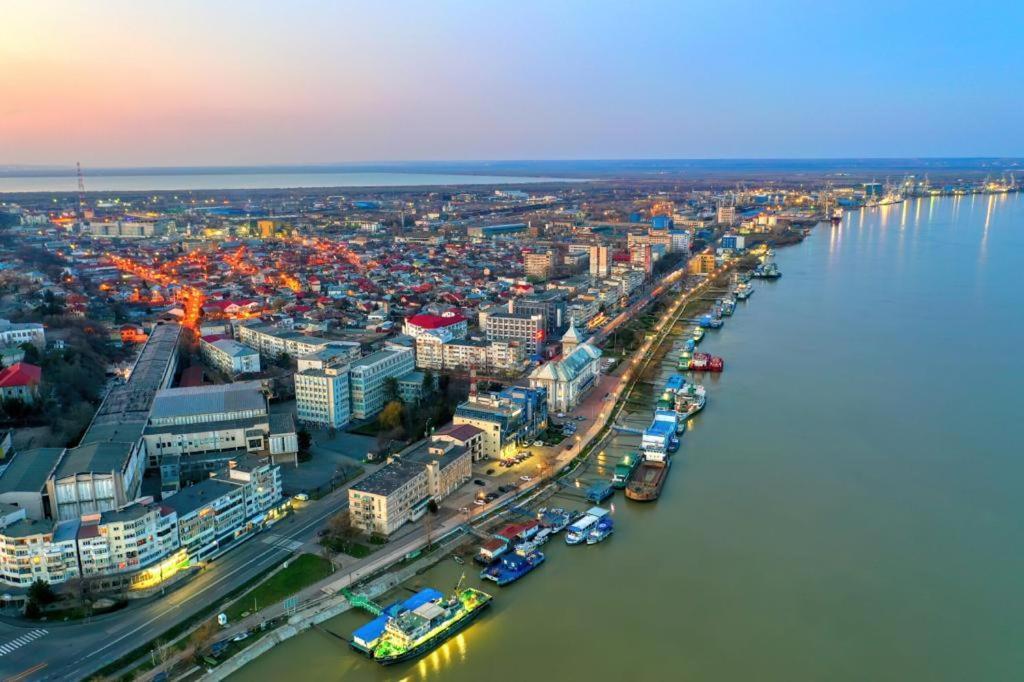 Chic Galati Apartment: Urban Escape ภายนอก รูปภาพ