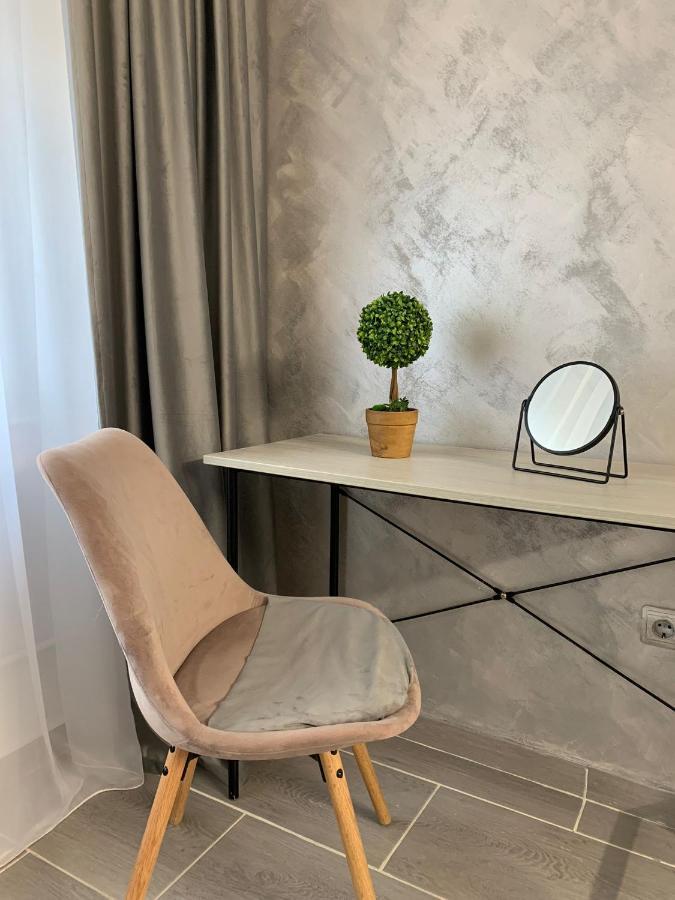 Chic Galati Apartment: Urban Escape ภายนอก รูปภาพ